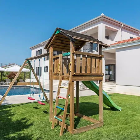 Luxurious 5 Bedrooms Tranquil Adore Private Heated Pool *