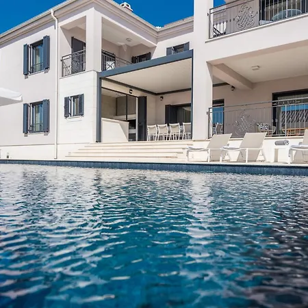 Вілла Luxurious 5 Bedrooms Tranquil Adore Private Heated Pool