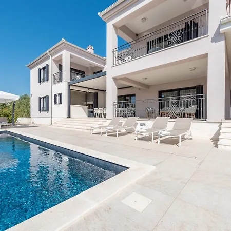 Luxurious 5 Bedrooms Tranquil Adore Private Heated Pool Willa *